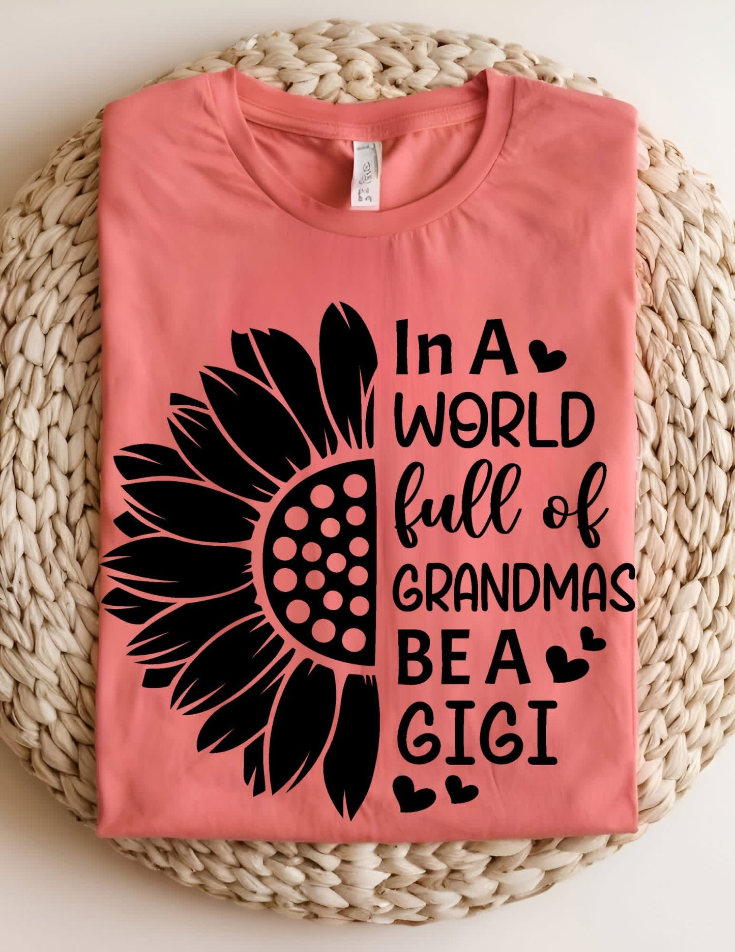 In A World Full Of Grandmas Be A Gigi T-shirt